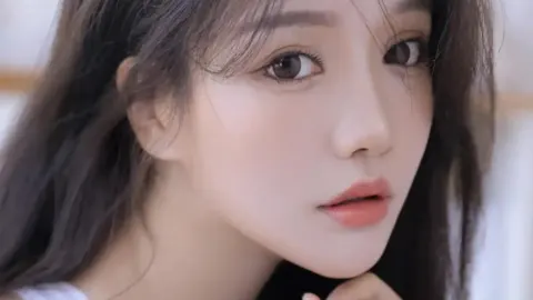 女生被流浪狗围咬